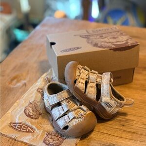 KEEN Toddler Smokey the Bear Smores Edition US 5 UK4 Unisex Sandal Tots Newport
